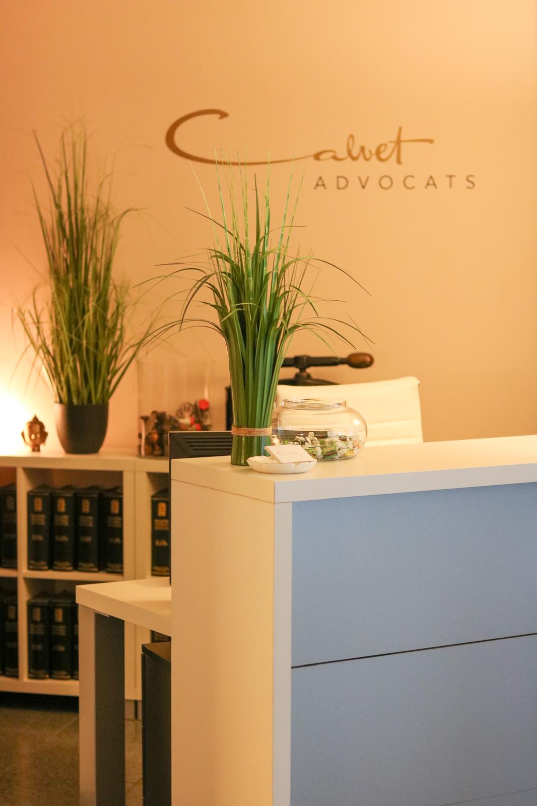 Recepción del despacho de abogados Calvet Advocats en Manresa, con el logotipo dorado en la pared